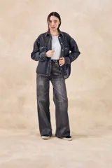 Pantalón de jean gris de corte recto, tiro medio y efecto lavado.