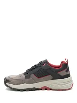 Calzado de trekking Caterpillar modelo Grapple Leather, en tonos gris, negro y detalles en rojo. Confeccionado en cuero nubuck y ante, con suela dentada de goma y entresuela de EVA.