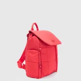Mochila de estilo puffer color rojo, confeccionada en nylon resistente al agua. Cuenta con solapa superior, cierre con cordón ajustable, bolsillos laterales con cierre y compartimento interno para laptop.