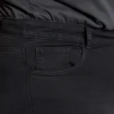 Pantalón de jean skinny negro con tiro alto y cierre frontal con botones.