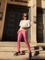 Pantalón recto color rosa brillante, con alforza central y cortes.