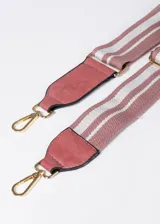 Cartera tipo bucket color rosa con detalles en marrón. Tiene correa de hombro ajustable con rayas horizontales blancas y rosas.