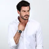 Reloj Maserati Sfida con caja de acero inoxidable plateado de 44mm, esfera negra con cronógrafo, función de fecha y taquímetro. Correa de acero plateado. Resistente al agua hasta 100 metros.