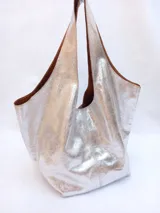 Bolso plateado tipo boho realizado en napa softy texturada, con asa doble reforzada para llevar al hombro y bolsillo interior.