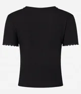 Blusa de morley color marfil con calce ajustado, cuello redondo, mangas cortas y detalle de puntilla en los puños.