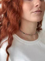 Gargantilla corta de cuentas de colores rosa, gris y negro.