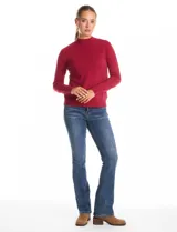 Buzo de tejido de punto color beige, con cuello alto y mangas largas. Presenta un diseño de calce ajustado con puños y ruedo acanalados.