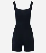 Enterito deportivo azul con escote cuadrado y breteles anchos.