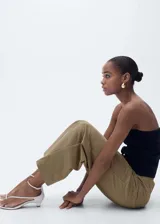 Pantalon de corte palazzo y tiro alto, con cintura elástica y diseño cropped. Confeccionado en tejido de algodón con poliamida y lino.