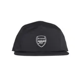 Gorro Adidas negro de cinco paneles con visera plana y escudo del Arsenal bordado en blanco en el frente.