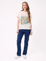 Jean de corte recto con costuras verticales decorativas en el frente, tiro medio y cierre frontal con botón metálico.