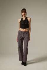 Pantalon de jean gris de corte recto y tiro bajo, con detalle de strass aplicado en toda la superficie frontal.