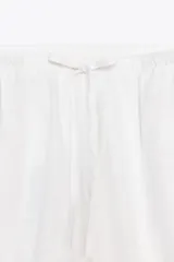 Pantalón palazzo de lino color rosado, con cintura elástica ajustable con cordón y bolsillos laterales ocultos.