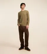 Remera de manga larga con cuello redondo y textura, de corte regular. Confeccionada en una mezcla de algodón, poliéster y viscosa.