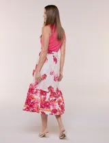 Vestido midi combinado de la marca Figueroa & Flower, con torso de modal azul sin mangas y cuello redondo, y falda evasé de rayón con estampado floral y paisajes en tonos blancos y azules, con cintura elastizada y lazo para anudar.