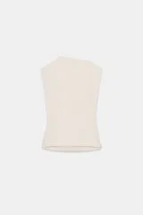 Top de algodón color beige con cuello recto, mangas asimétricas y detalle de tejido drapeado en el frente.