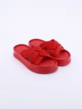 Sandalias rojas con plataforma y tiras cruzadas.