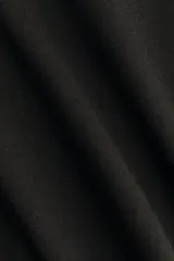 Pollera tubo negra a la rodilla en punto grueso, de tiro alto con bolsillos al bies, trabillas para cinturón y cierre oculto en la parte trasera.