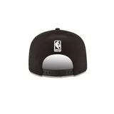 Gorra snapback negra con el logo de Los Angeles Lakers bordado en los paneles frontales y el logo de la NBA bordado en la parte trasera sobre un cierre trasero ajustable.