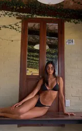 Corpiño de bikini triangular color negro con push up desmontable, tirantes regulables y ajuste en la espalda.