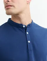 Remera blanca de algodón con cuello mao y media botonadura.