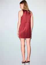 Vestido corto de tejido satinado color bordó, con cuello caja, diseño recto sin mangas y tirantes anchos. Incluye cierre de cremallera en la parte posterior.
