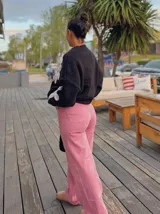 Pantalón de jean rosa de tiro alto y corte wide leg, con bolsillos delanteros y traseros.