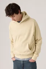 Buzo hoodie color crema con logo bordado en el pecho y bolsillo tipo canguro.