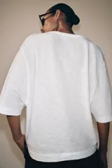 Camiseta negra de corte regular fit, con escote en V y mangas cortas amplias.