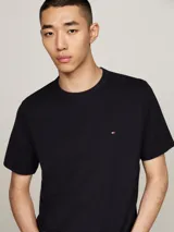 Remera de corte regular con cuello redondo, confeccionada en una mezcla de algodón elástico con propiedades de absorción de humedad y tecnología antiolores. Presenta el logo distintivo de la marca bordado en el pecho.