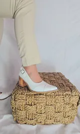 Zapatos de tacón ancho color blanco, con punta fina, hebilla lateral y tacón efecto madera.