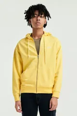 Buzo canguro con cierre frontal de Levi's, color amarillo con logo pequeño estampado en el pecho. Cuenta con capucha con cordones ajustables y bolsillos laterales.