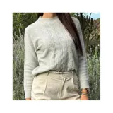 Sweater de punto color blanco marfil, con diseño de trenzas frontales, cuello redondo y mangas largas con puños elásticos acanalados.