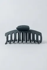 Broche para el pelo de tamaño grande con diseño de pinza, acabado mate en color gris oscuro.