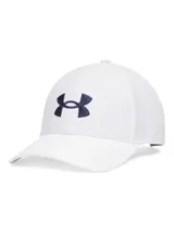 Gorro tipo gorra Under Armour modelo M Drive Low Adj, color blanco con el logo de la marca bordado en azul marino en el frente. Cuenta con visera precurvada y cierre ajustable.