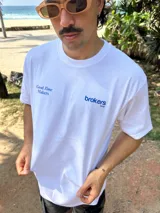 Remera blanca de algodón con estampa azul en la espalda con la frase "Bad Ideas Good Stories".