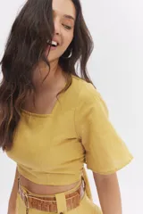 Top corto color mostaza de lino, con mangas cortas acampanadas y escote cuadrado.