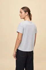 Remera gris melange de manga corta y cuello redondo, con el texto "Buongiorno" bordado en color rojo en el pecho.