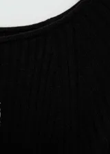 Vestido midi de punto acanalado en color negro, con diseño entallado, cuello barco y manga larga. Incluye un cinturón desmontable a tono y cuenta con una abertura lateral en el ruedo.