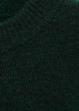 Vestido corto de punto en color verde oscuro, con cuello redondo y manga larga. Presenta un diseño recto y tejido de punto medio.