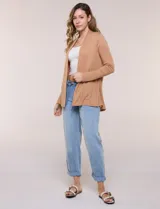 Cárdigan liviano blanco de punto acanalado, confeccionado en viscosa y elastano, con diseño de frente abierto, mangas largas entalladas y silueta fluida.