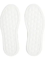 Zapatillas urbanas Calvin Klein de cuero blanco, con logo CK celeste en el lateral, detalle de gamuza rosa en el talón y suela chunky cupsole.