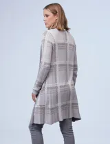 Cárdigan largo tejido con estampado animal print en tonos rosa, negro y marrón. Tiene bolsillos delanteros y está confeccionado en rayón.