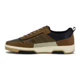 Zapato acordonado marrón con detalles en verde oliva, beige y negro.