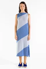 Vestido midi de tejido de punto con diseño bicolor a rayas diagonales en tonos celeste y azul, sin mangas, con escote bote y aberturas laterales en el dobladillo.