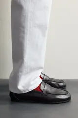 Mocasín de vestir negro de piel, con detalle de antifaz en el empeine, horma redonda y suela de goma Vibram. Colección especial Aaron Levine x Zara.