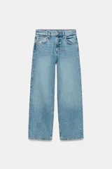 Jeans Z1975 de tiro alto y pernera recta con cinco bolsillos, cierre frontal con cremallera y botón, en color celeste claro lavado.