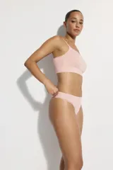 Pack de dos bombachas colaless rosadas de tiro medio, confeccionadas en tejido acanalado seamless con detalles de encaje en los bordes.