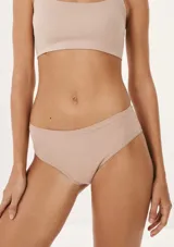 Pack de tres bombachas de algodón en color negro, beige y blanco, con corte clásico y logo bordado en la parte delantera.