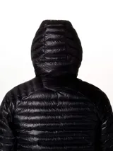 Campera puffer ultraligera con capucha, color negro, confeccionada en tejido ripstop reciclado con aislamiento de plumón de 800 hilos. Cuenta con cierre frontal, bolsillos laterales con cremallera, puños con aislamiento sintético y dobladillo ajustable.